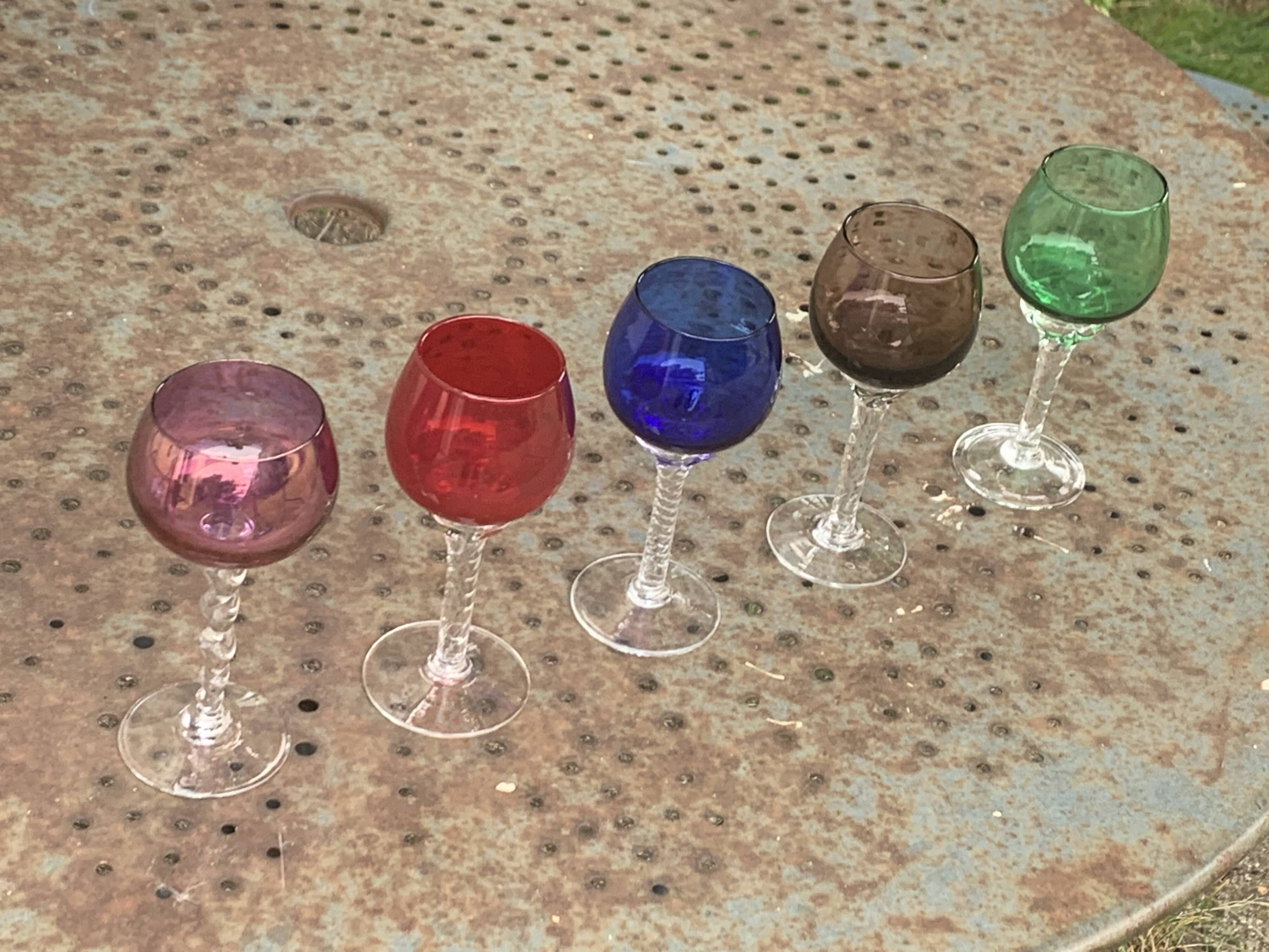 Set of 9 colored port glasses, 5 tulip-shaped and 4 balloons