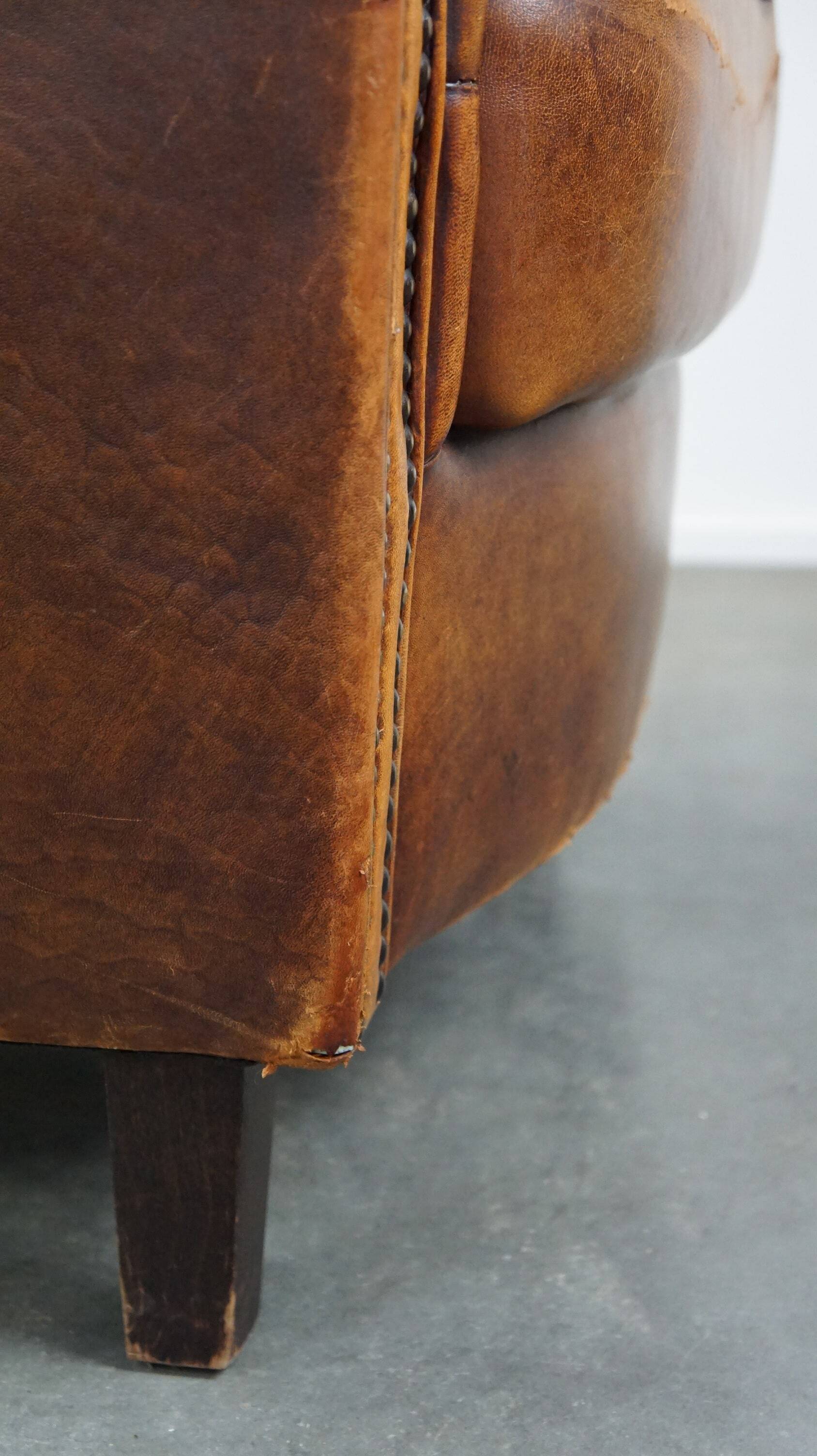 Charmant et robuste fauteuil en cuir de mouton, grand modèle