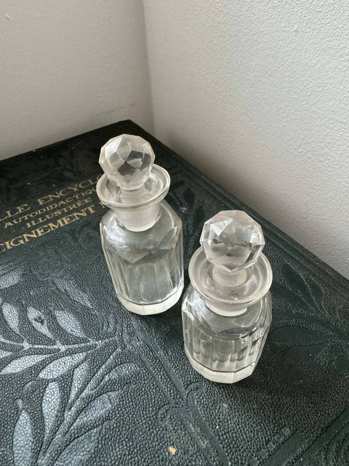 Set of 2 small perfume bottles