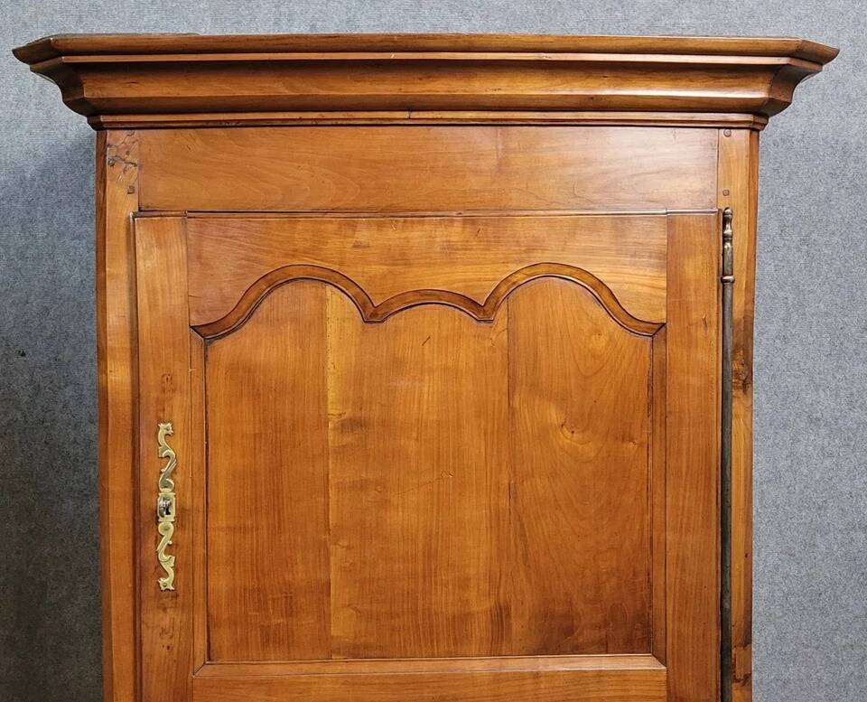 Meuble dit "homme debout" époque louis XV en merisier vers 1750