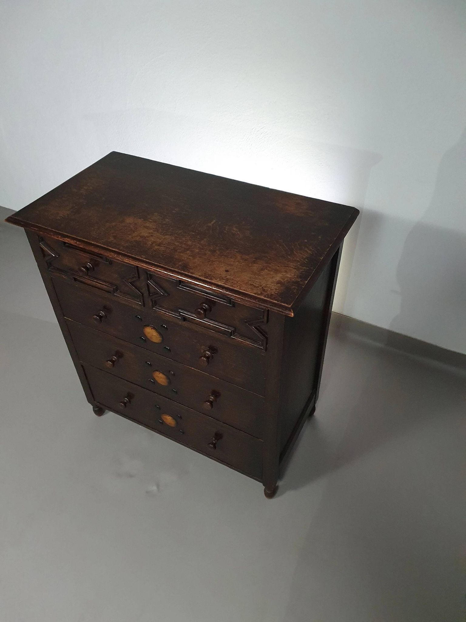 Particularly cool English chest of drawers. Dated (Charles 2 era). Made of solid oak with beautiful patina.