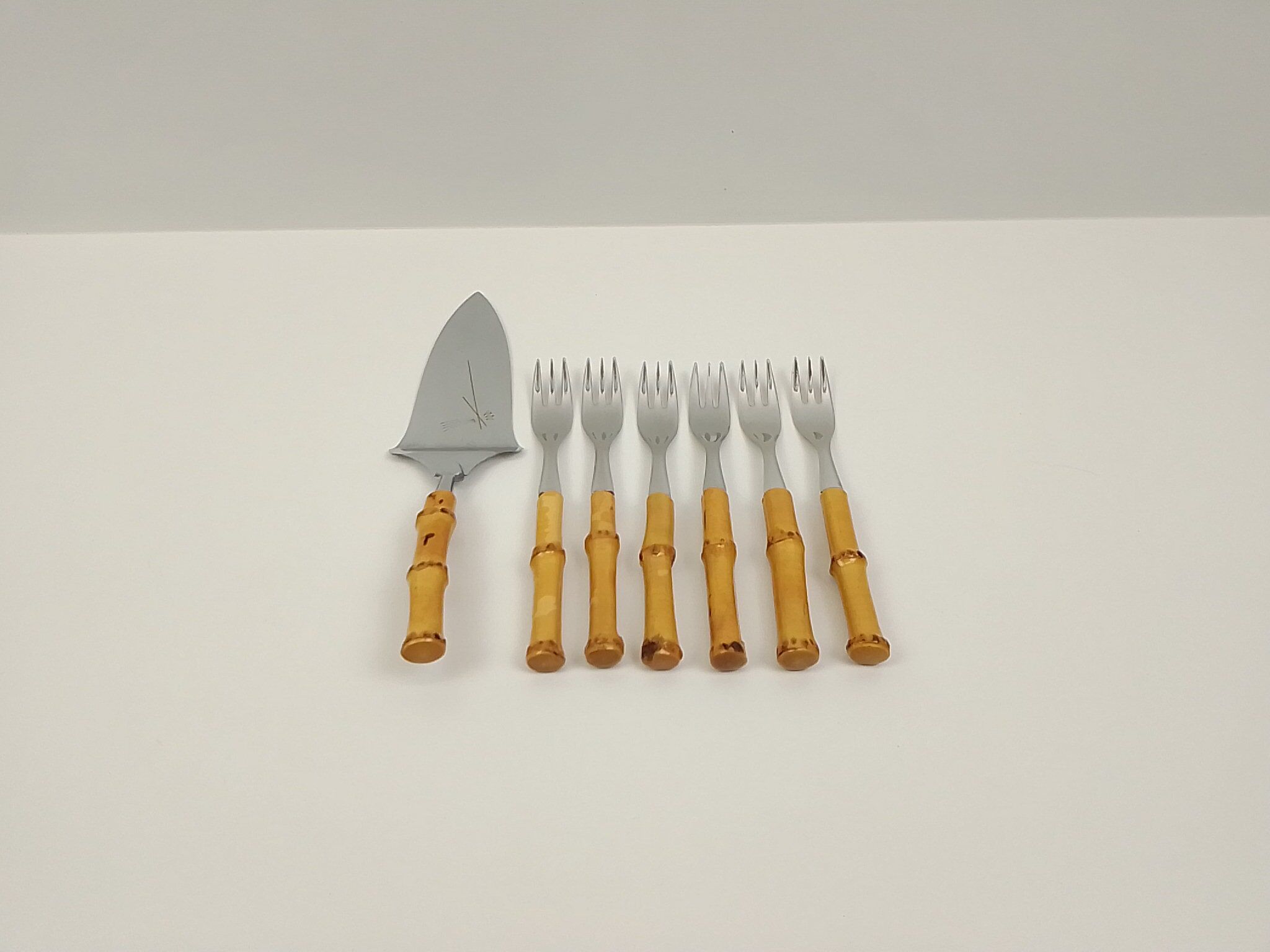Set of 7 cutlery with bamboo sleeve dessert