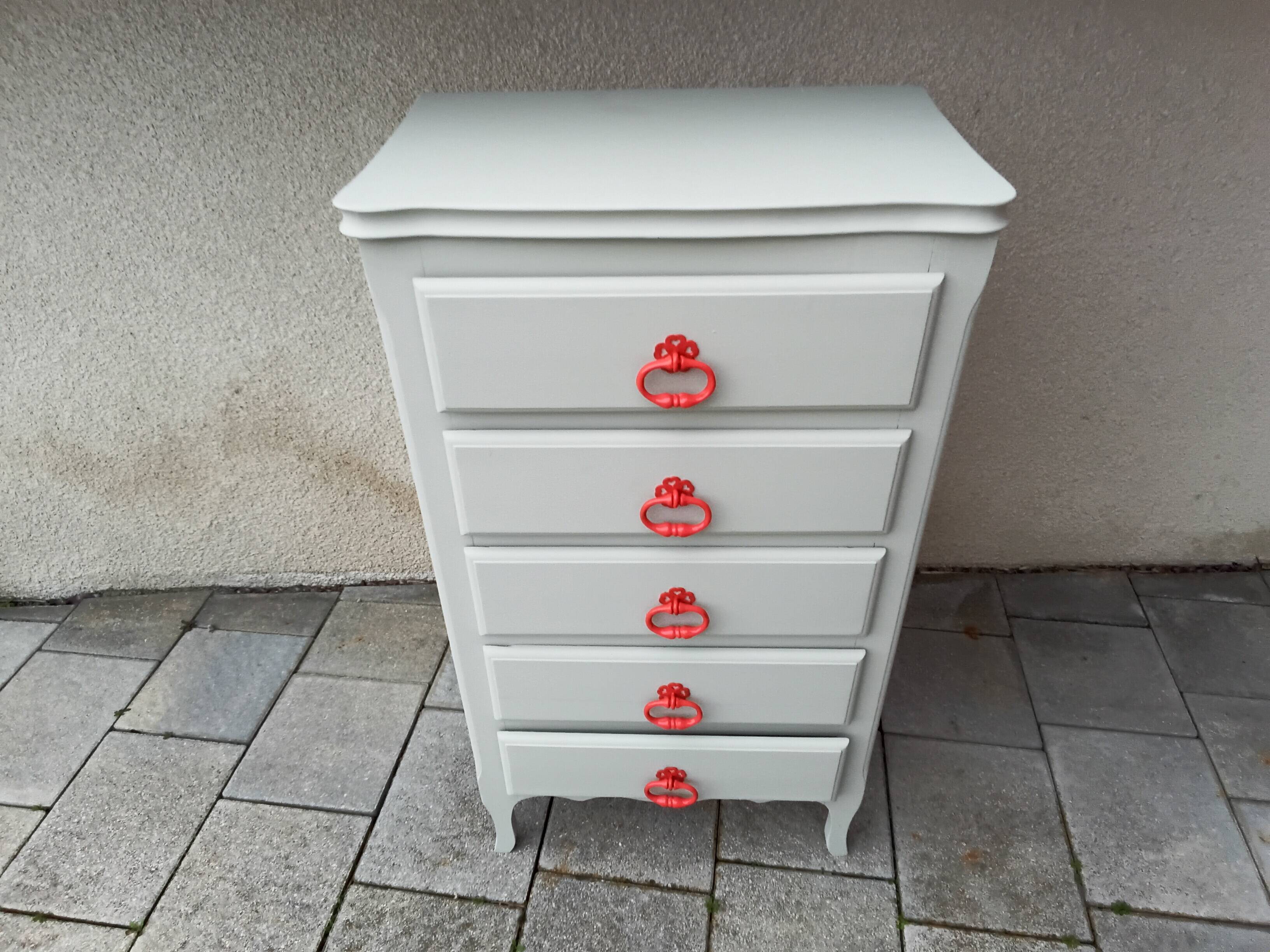 Antique chest of drawers