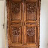 Armoire cathédrale néo gothique 19e siècle bois massif sculpté