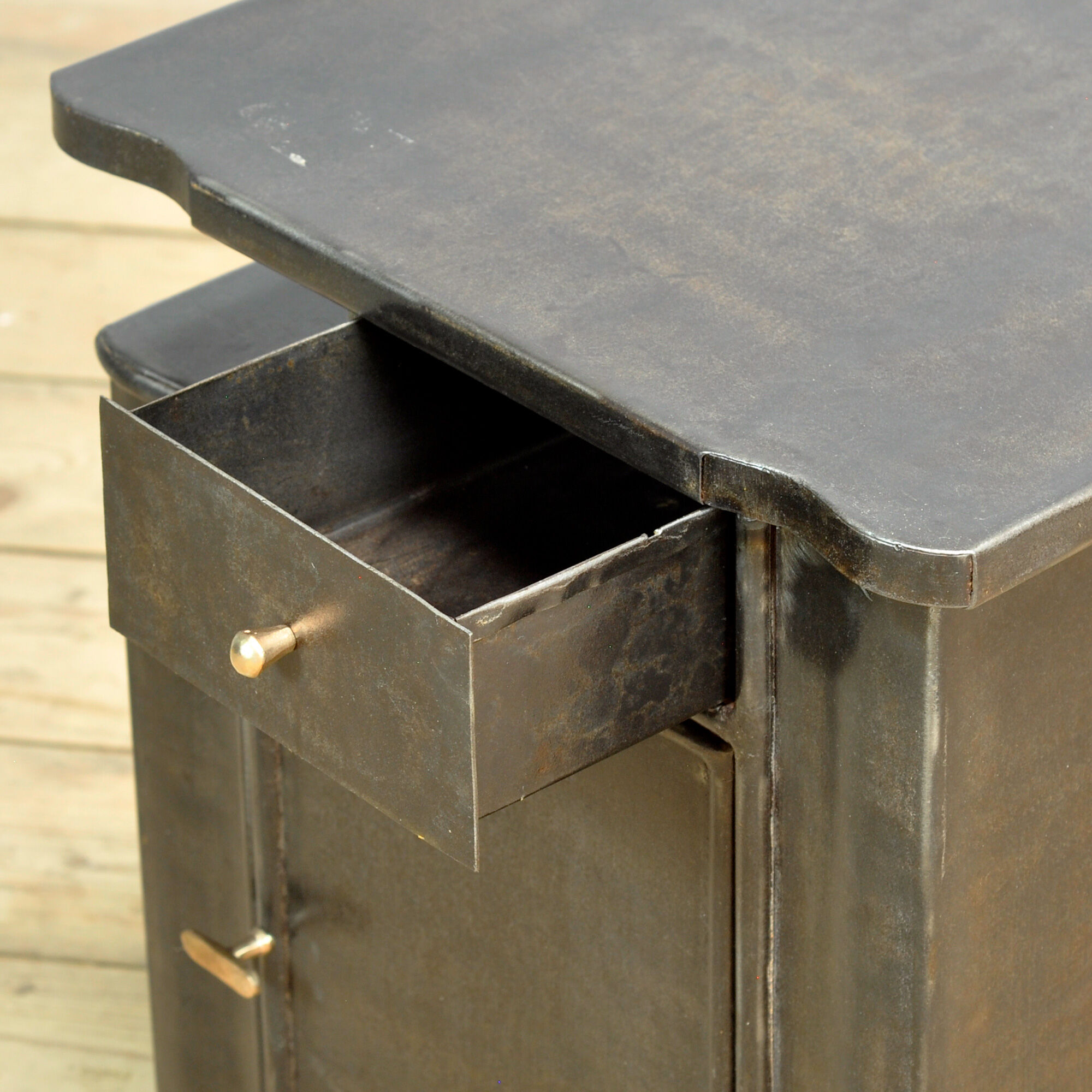 Table de chevet en fer, vers 1930