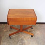 Un petit cabinet sur roulettes, des années 1960.