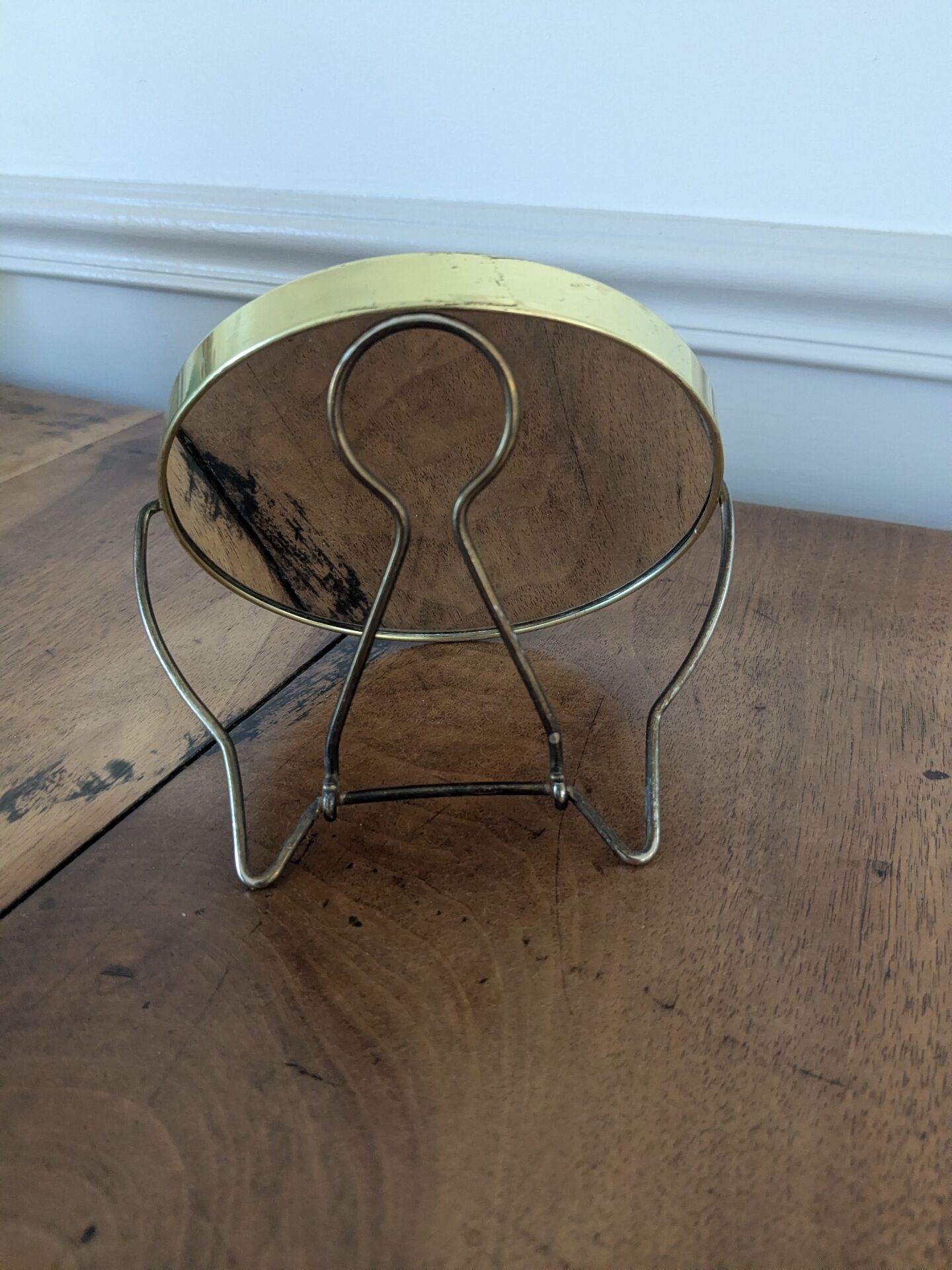 Small magnifying mirror