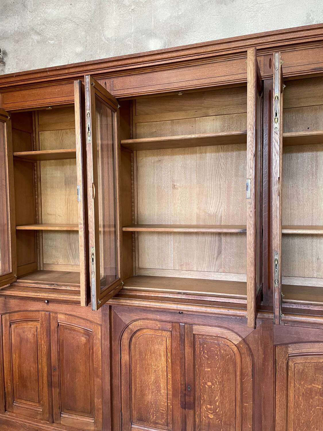 Large two-body showcase library