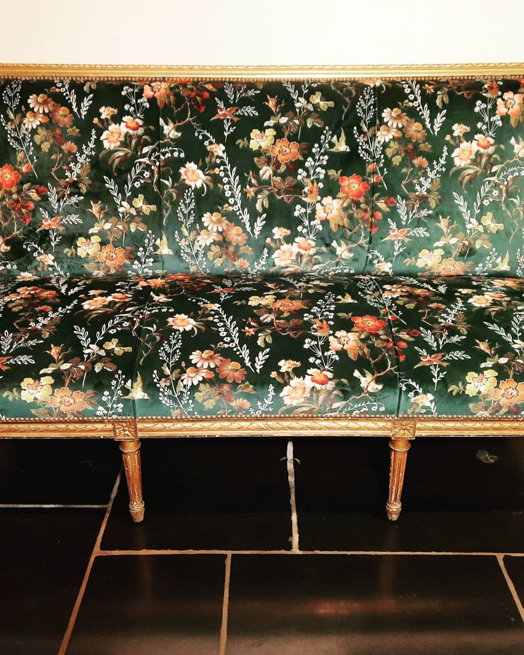 Green floral canapé