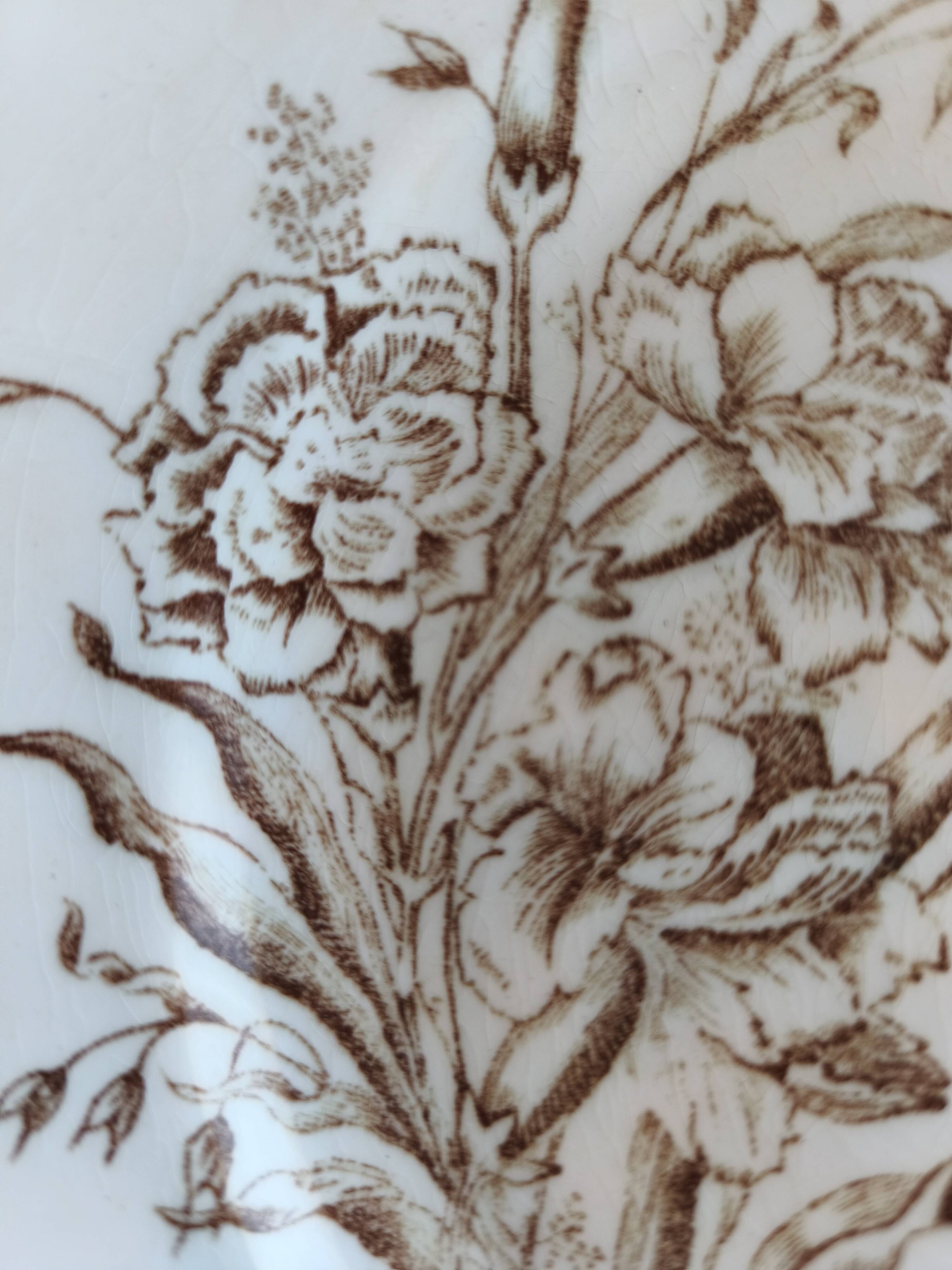 Plate with scalloped edge in antique earthenware