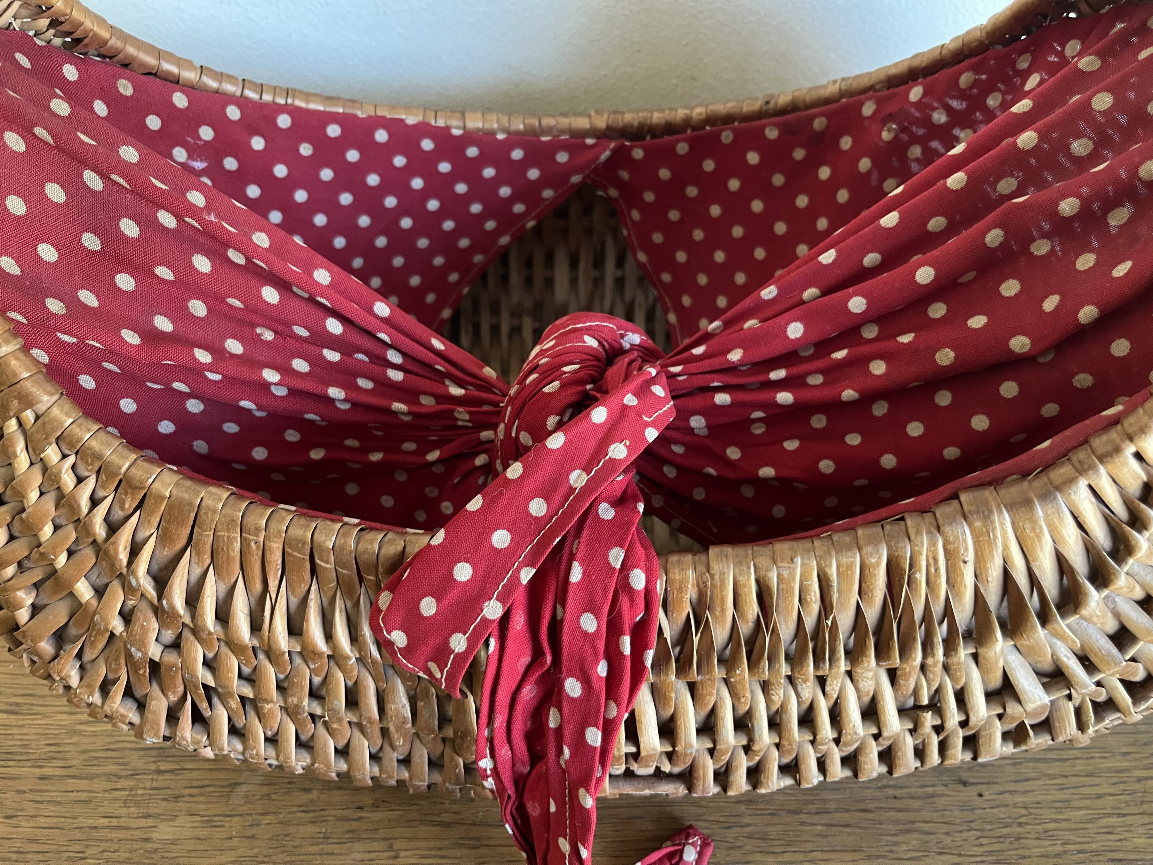Panier gondole en osier 1960 doublé de coton a pois rouges