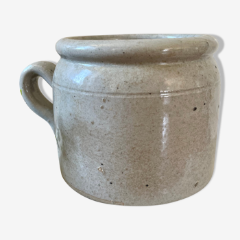 Pot with sandstone handle