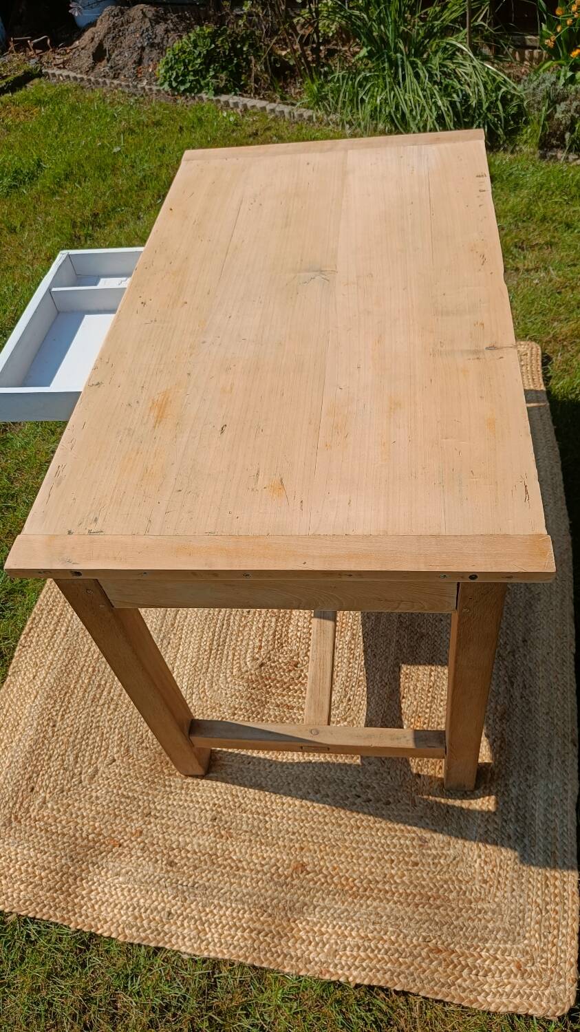 Old solid wood farmhouse table – chic country spirit
