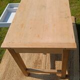 Old solid wood farmhouse table – chic country spirit