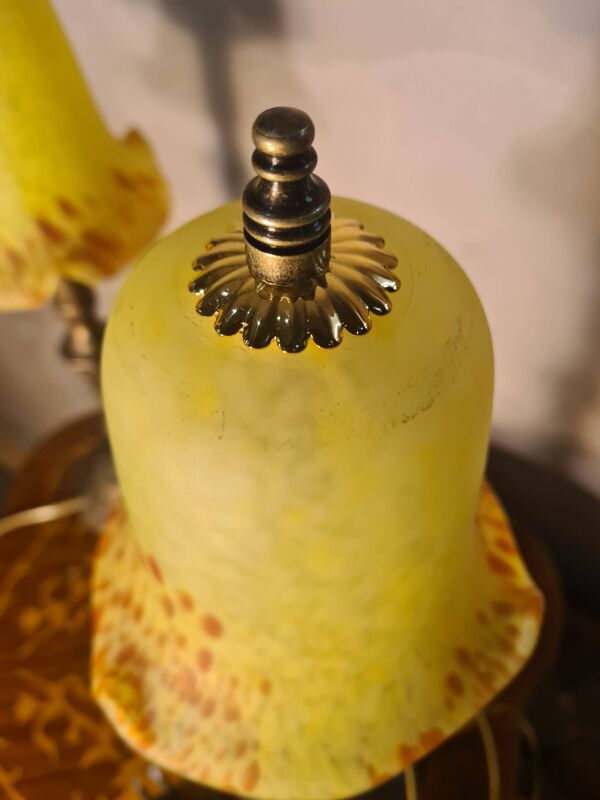Paire de lampes de chevet Art déco en laiton et pâte de verre jaune, 1930