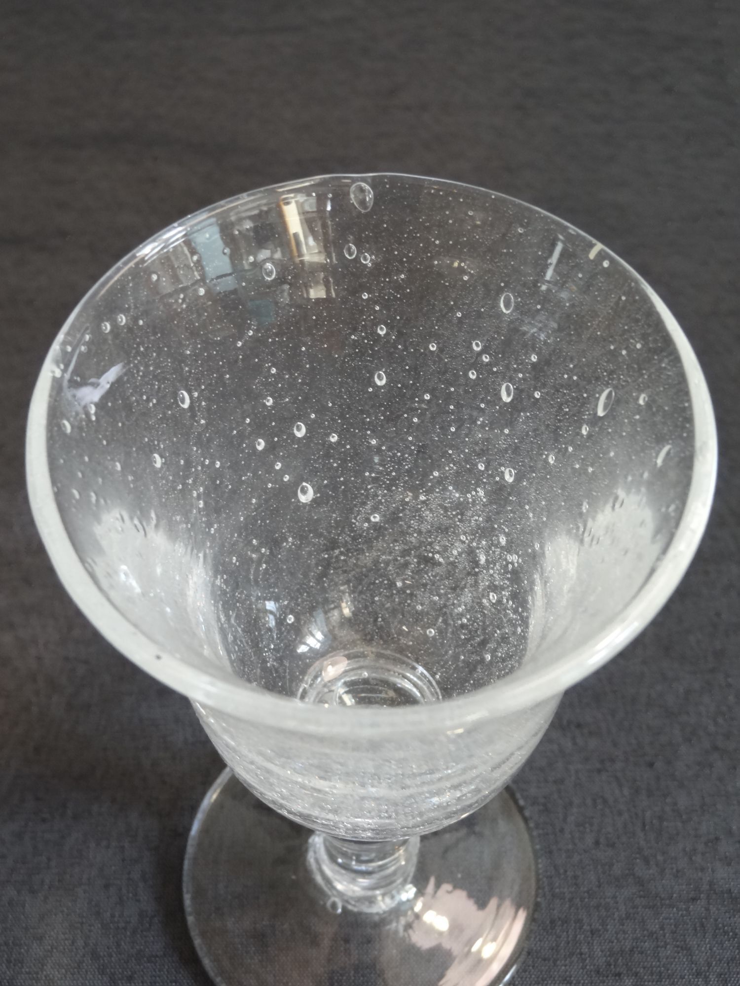 Set of 6 glasses Biot with stem, white bubbled glass, H 15.8 cm