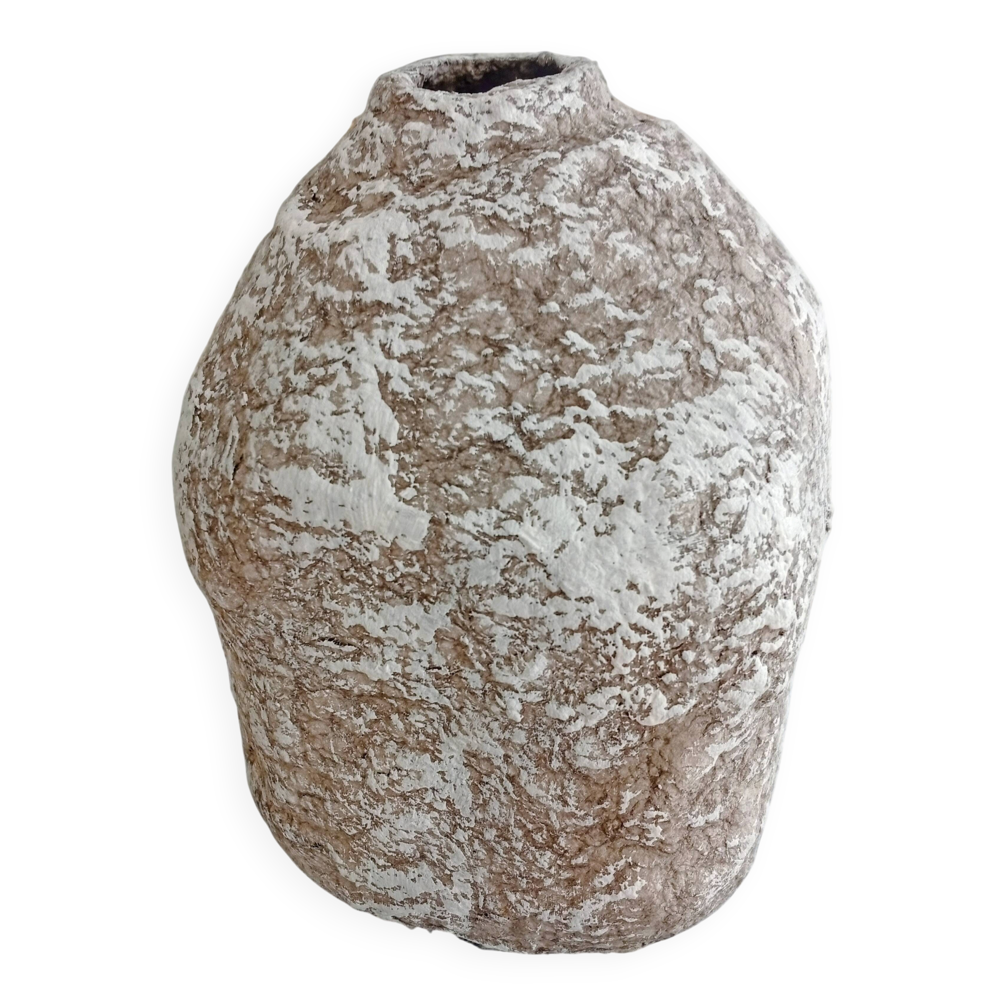 Sculptural vase with a mineral Boho spirit.