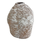 Sculptural vase with a mineral Boho spirit.