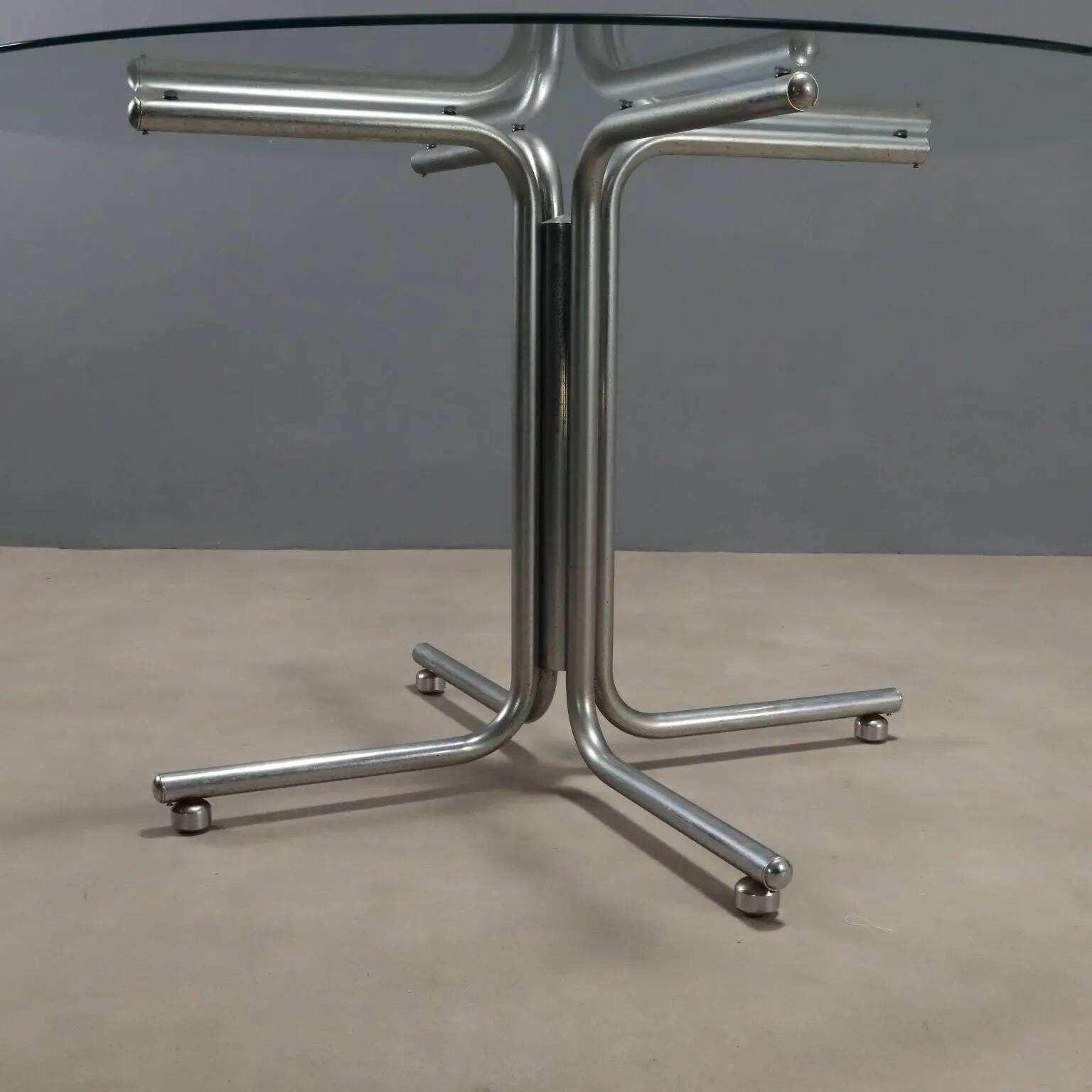 Vintage round table in chrome metal and glass, 1970s.