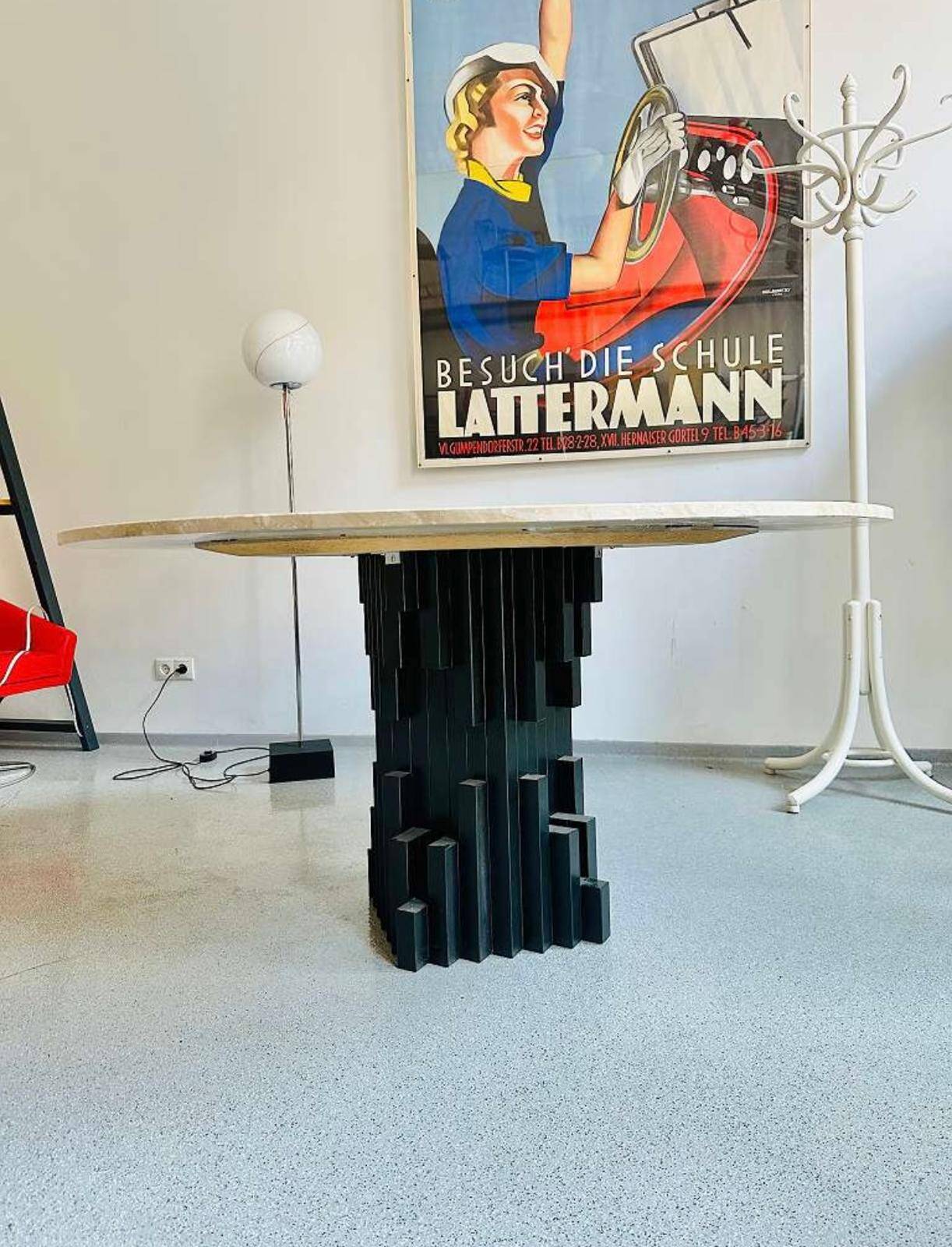 Table à manger en travertin du milieu du siècle.