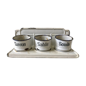 ensemble de pots émaillés à fixer (soude, savon, sel) début XXème