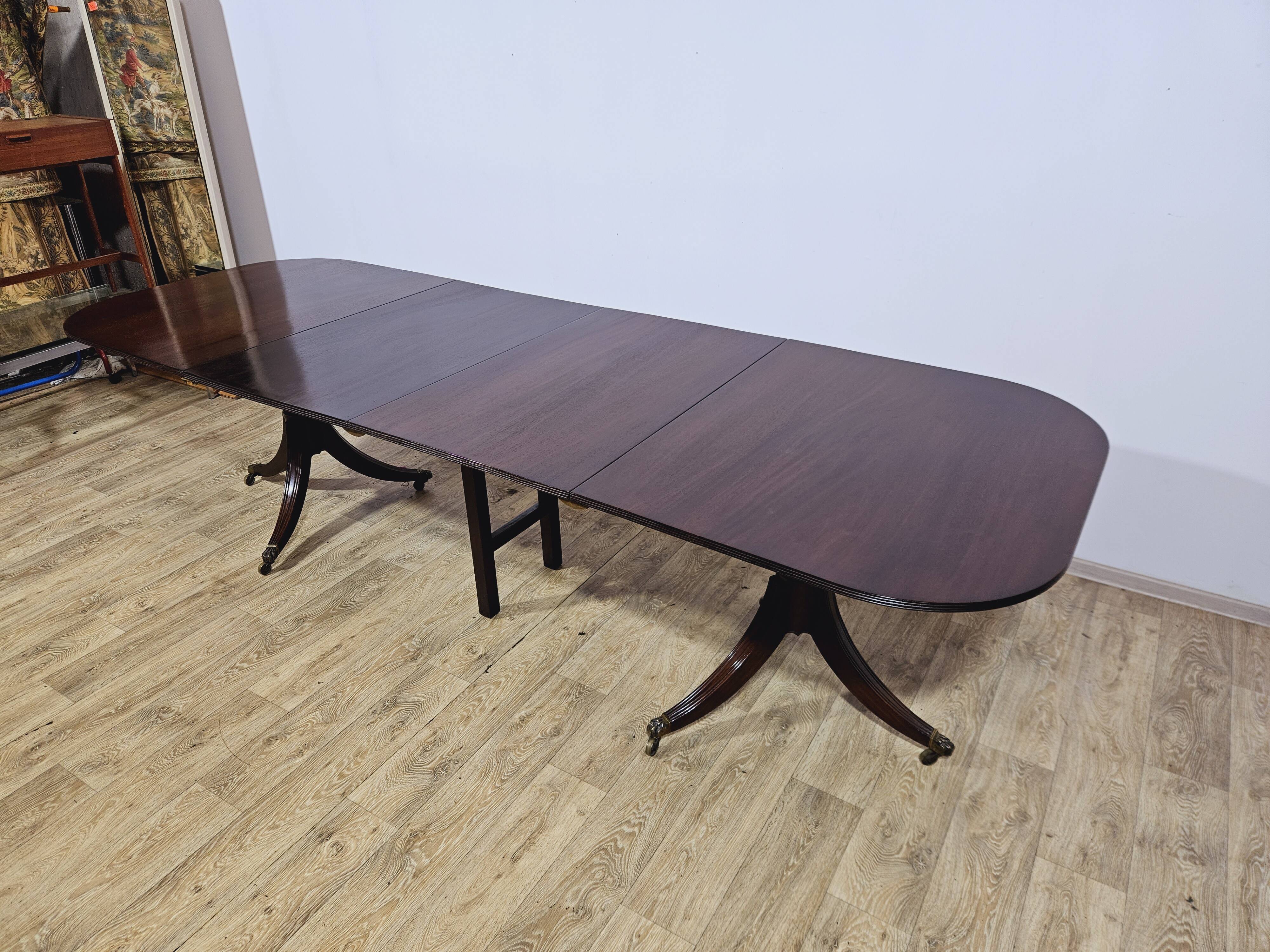 Elegant Dining Table, 2nd half of the 19th Century - Classic/Walnut
