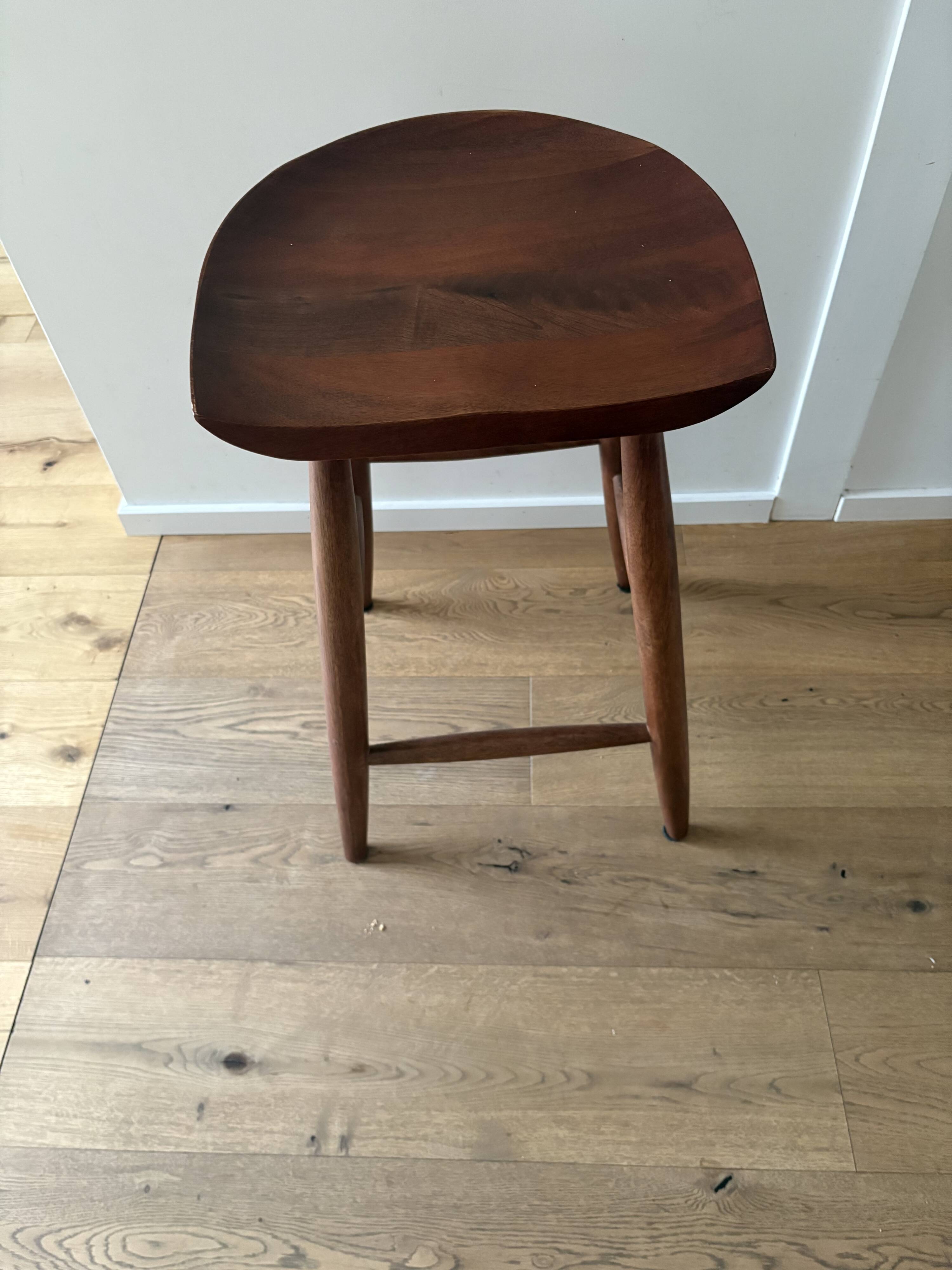 Tabouret  wabi sabi en bois massif