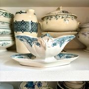 Saucière en terre de fer bleue et blanche