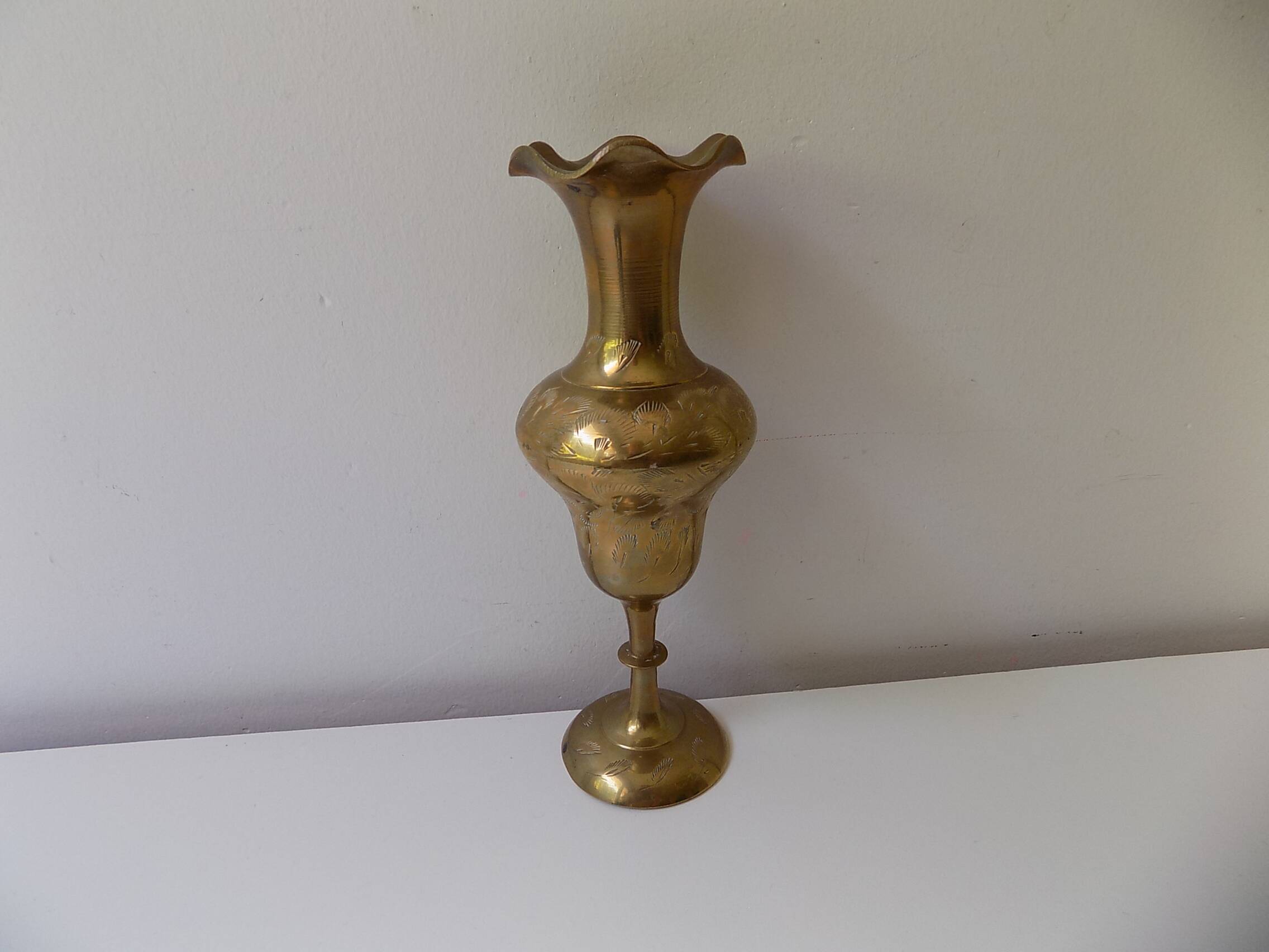 Gilded brass vase with engraved patterns (17 cm)