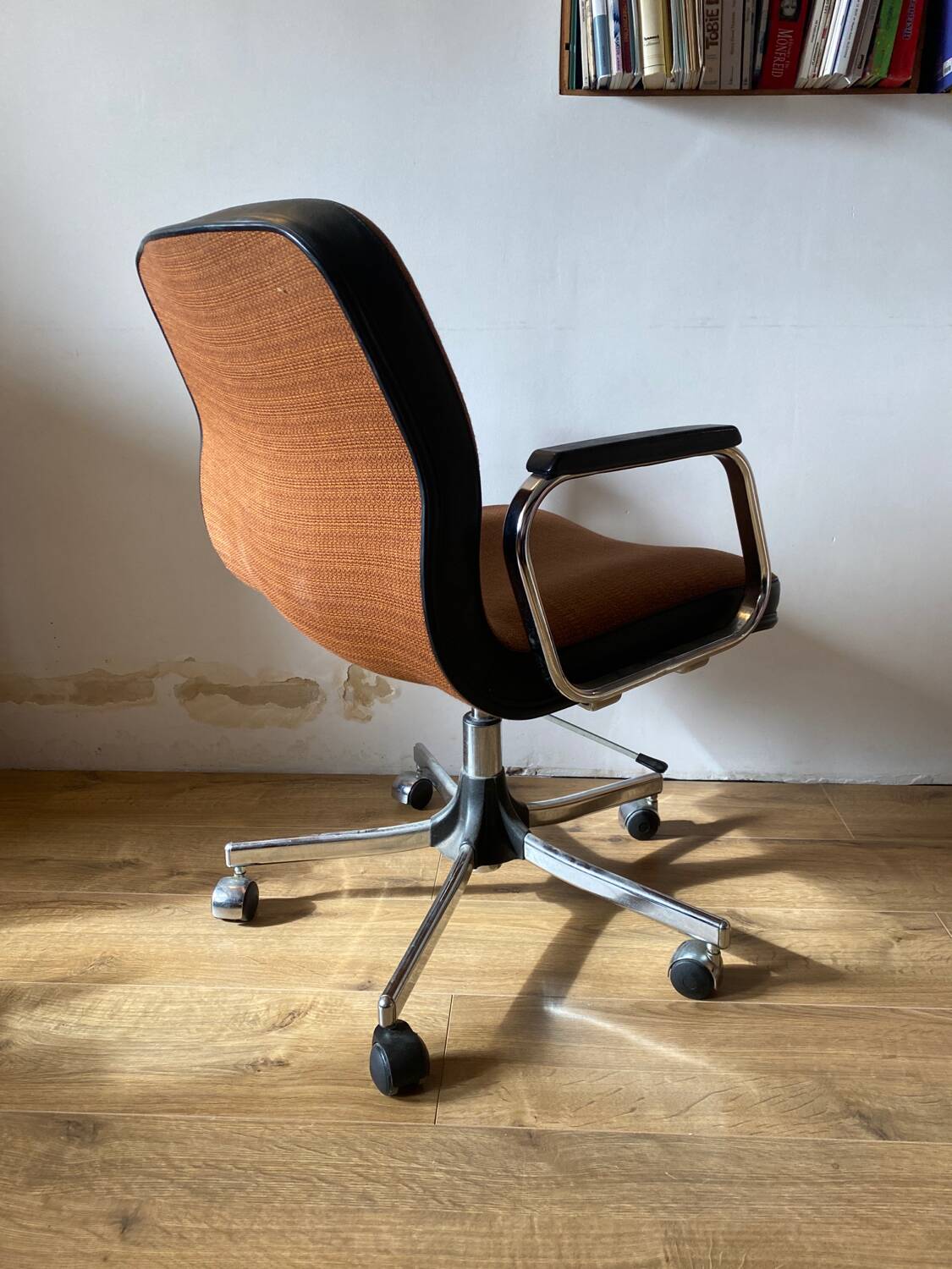 Swivel office chair with casters