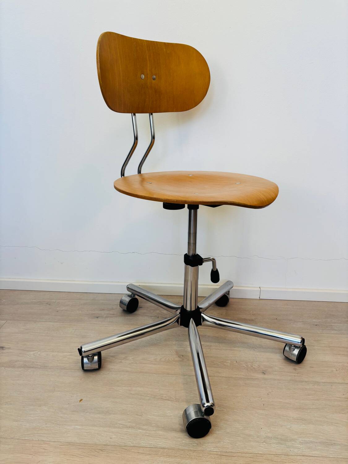 Chaise de bureau industrielle vintage en bois Kovona, Tchécoslovaquie, années 1970
