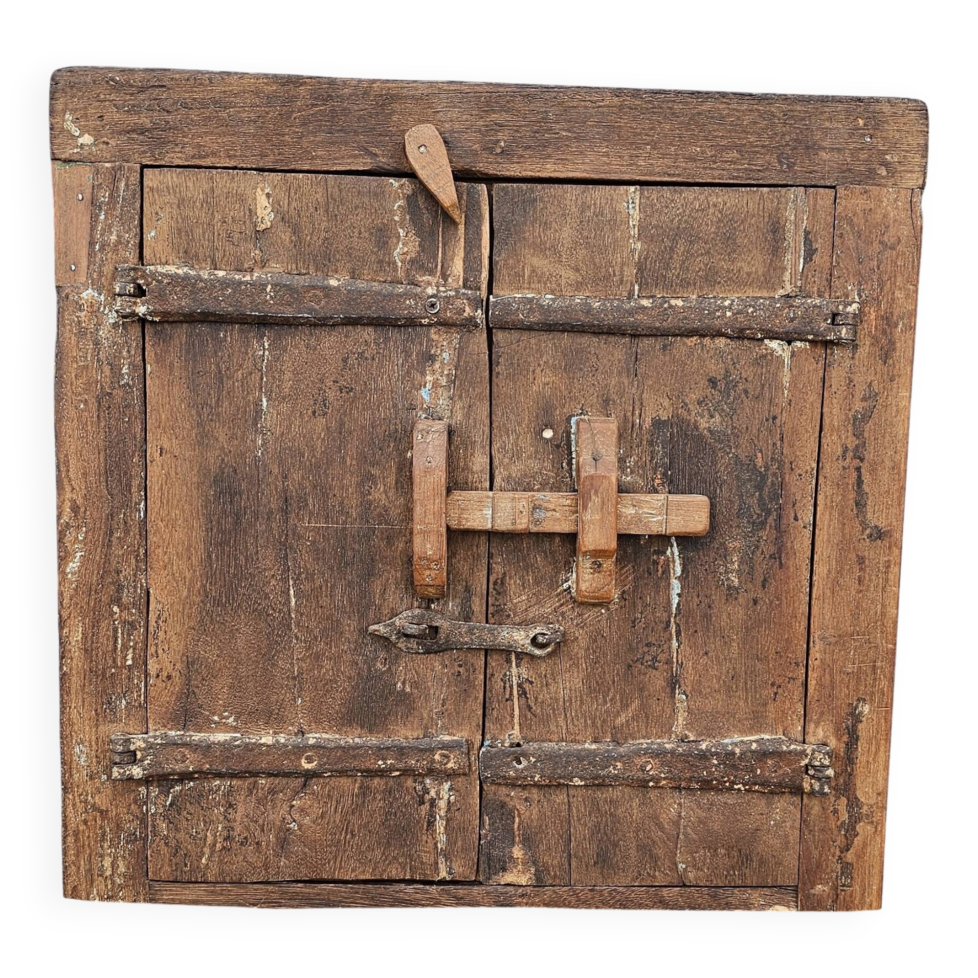 Ancienne fenêtre tribale en bois