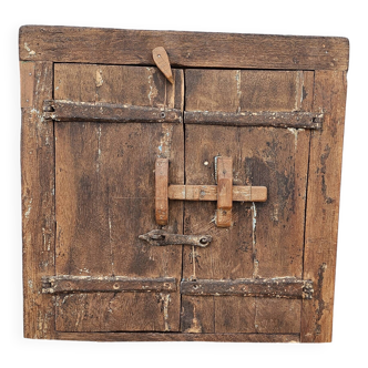 Ancienne fenêtre tribale en bois