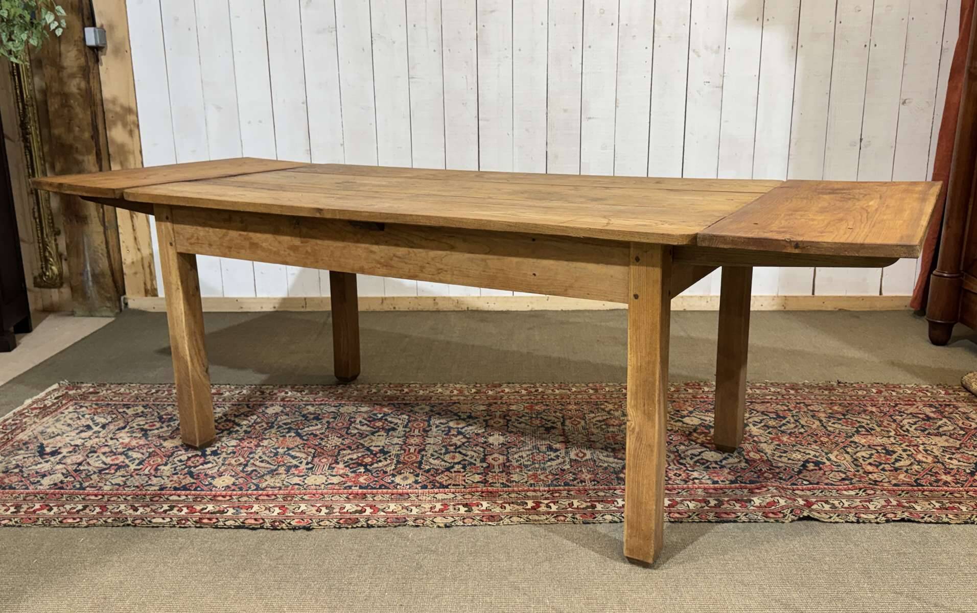 Extendable oak table from the 1930s with Gothic decoration.