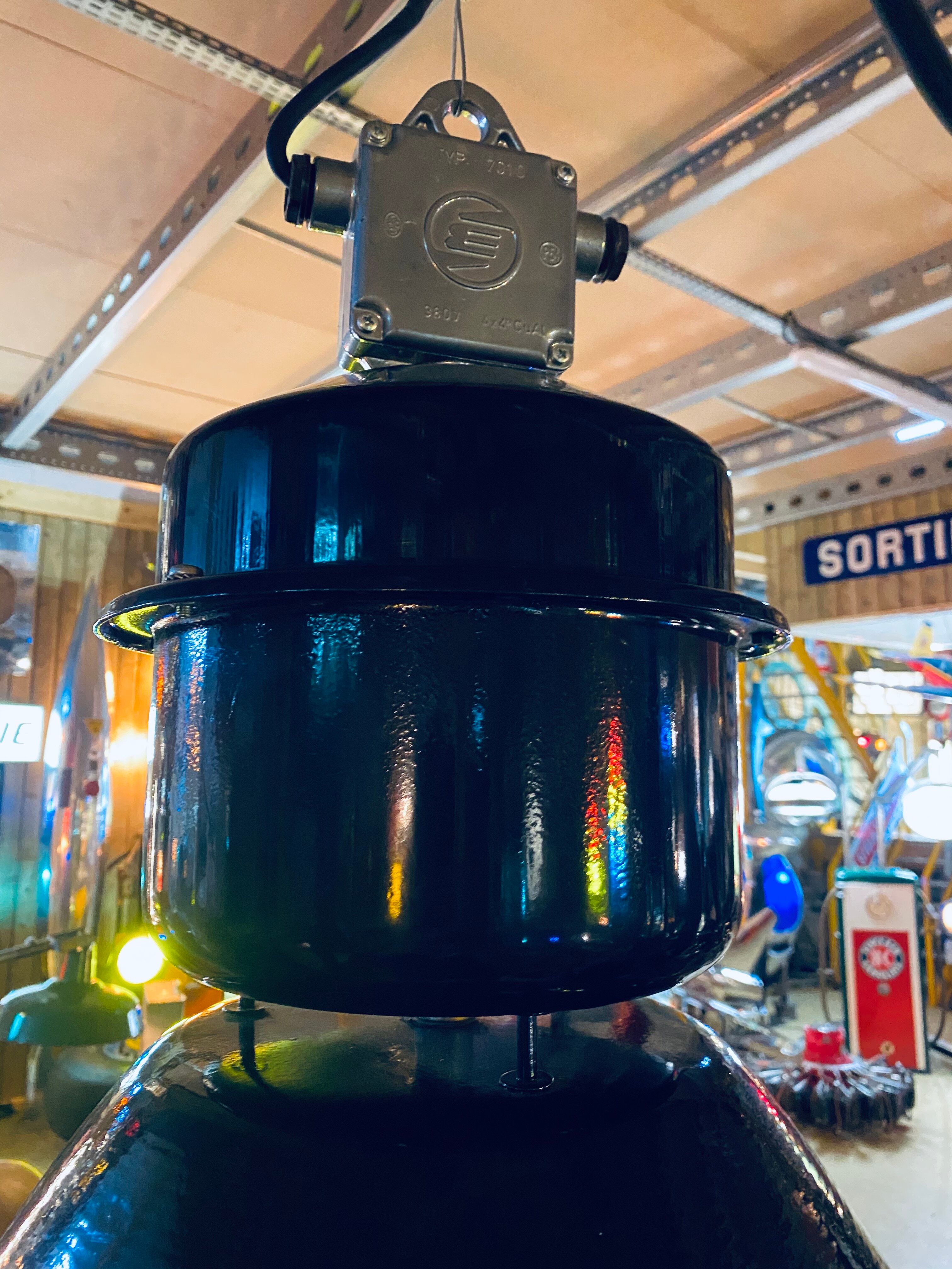 Suspension industrielle en émail