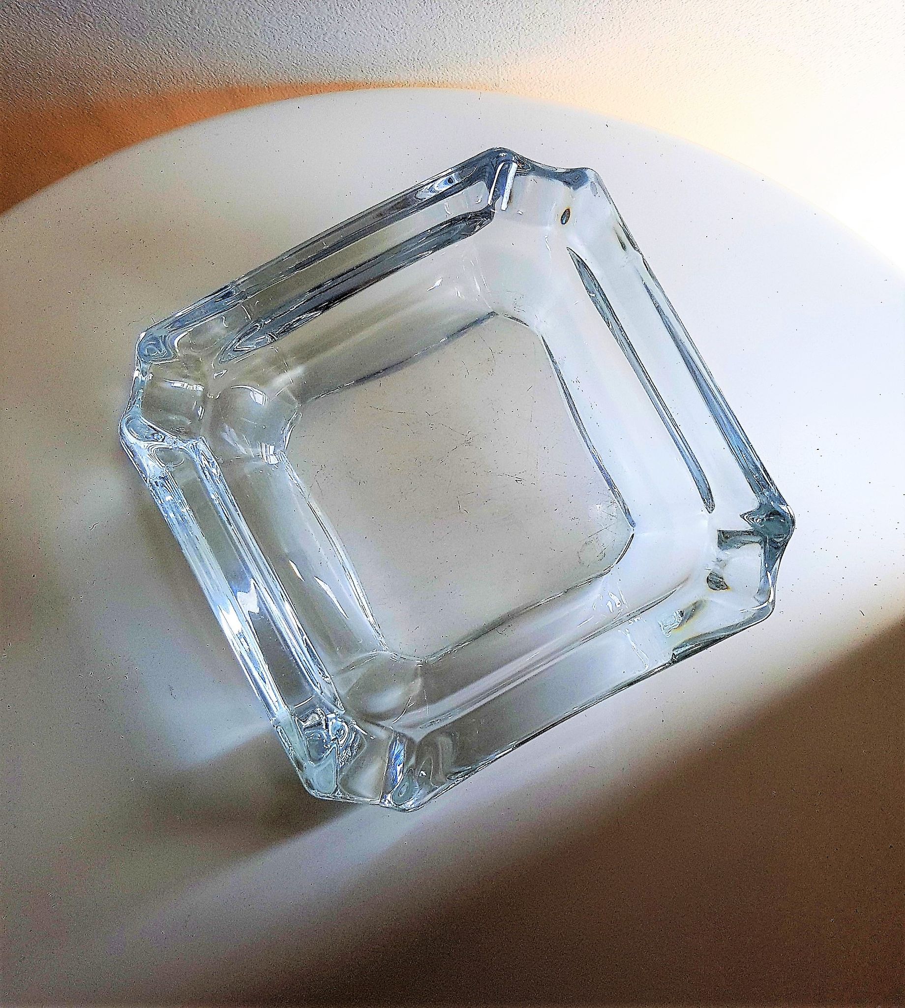 Cendrier en verre de forme carrée
