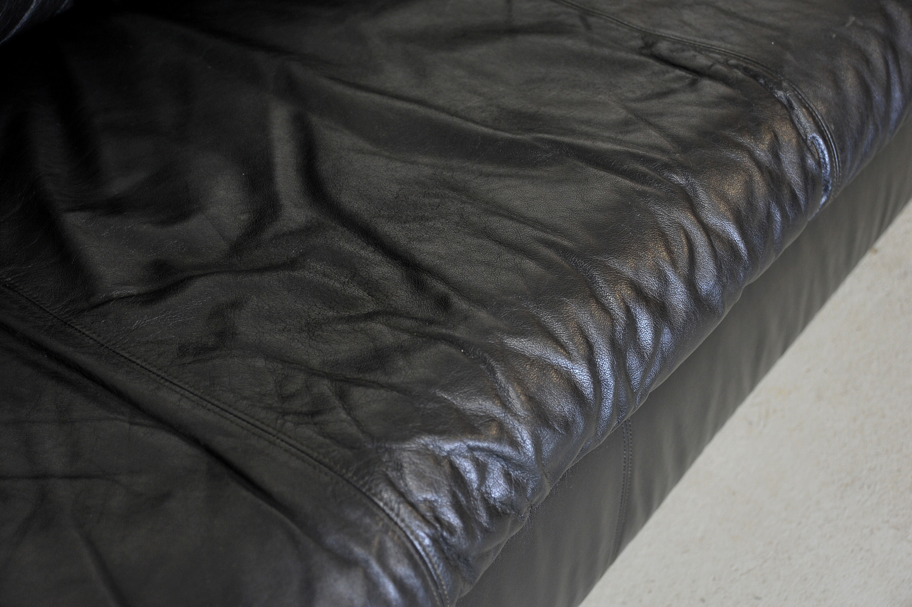 Black leather sofa, Cinna 80