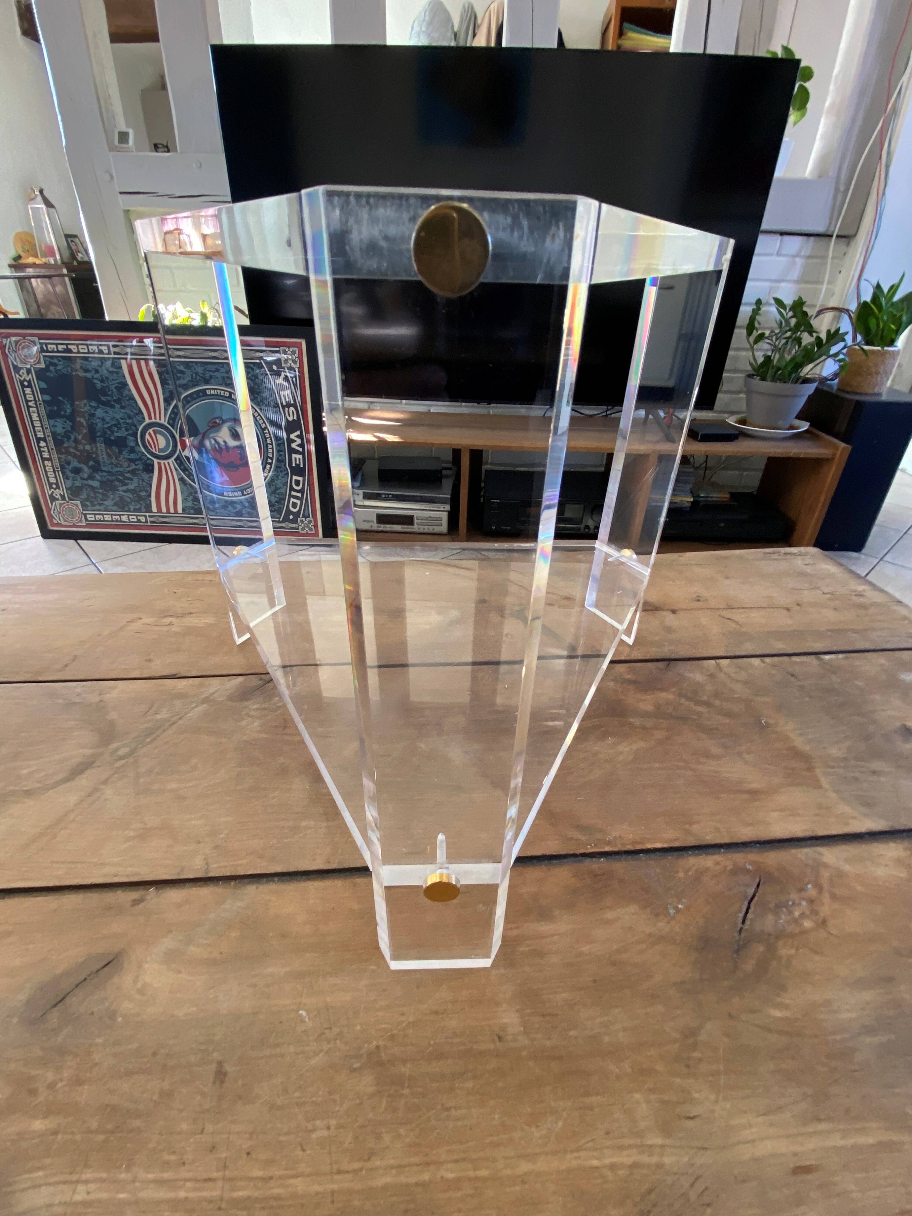 Table basse, d'appoint triangulaire en plexiglas, 1970