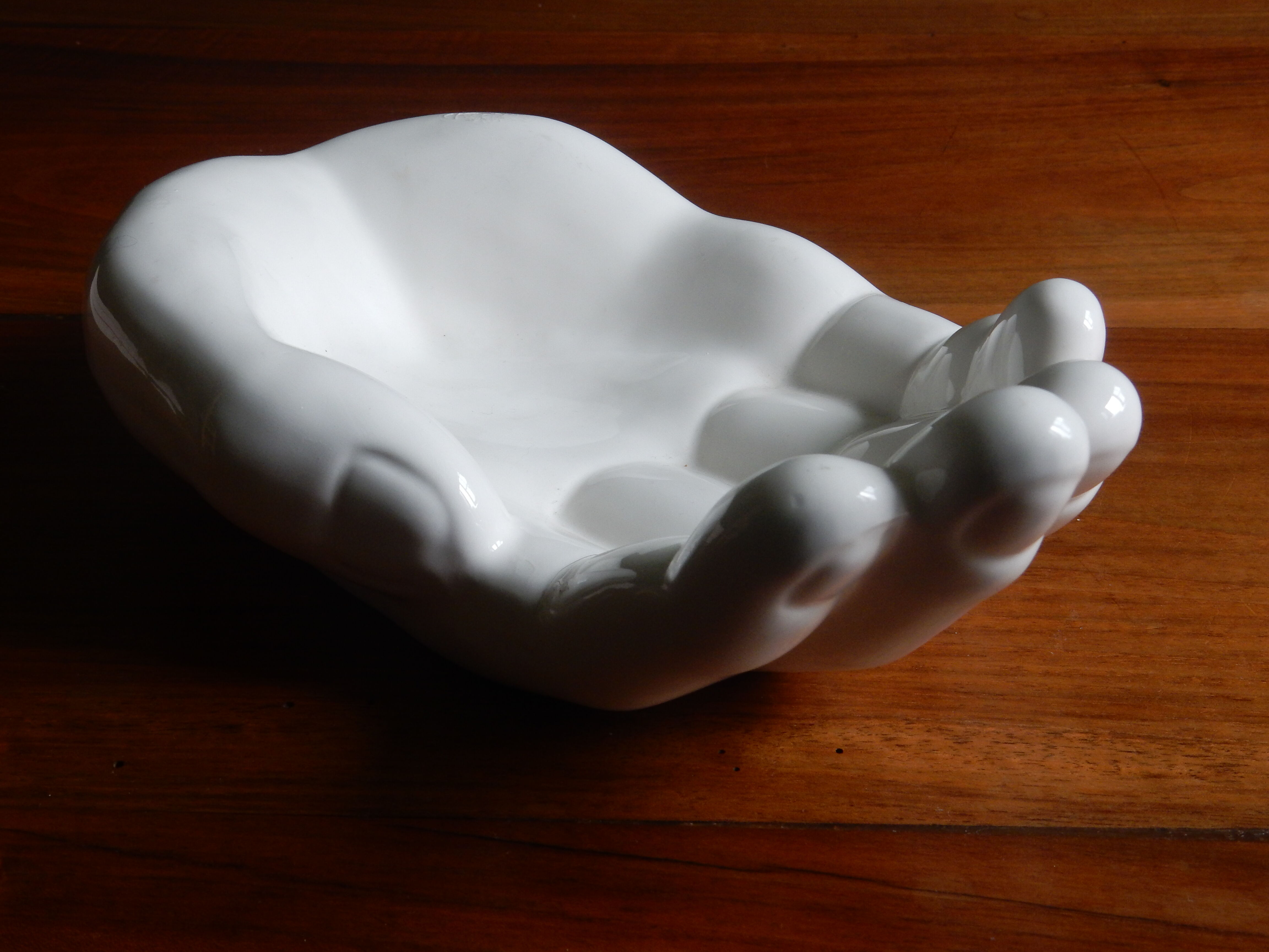 Large empty hand-shaped pocket / Vintage 70s white ceramic
