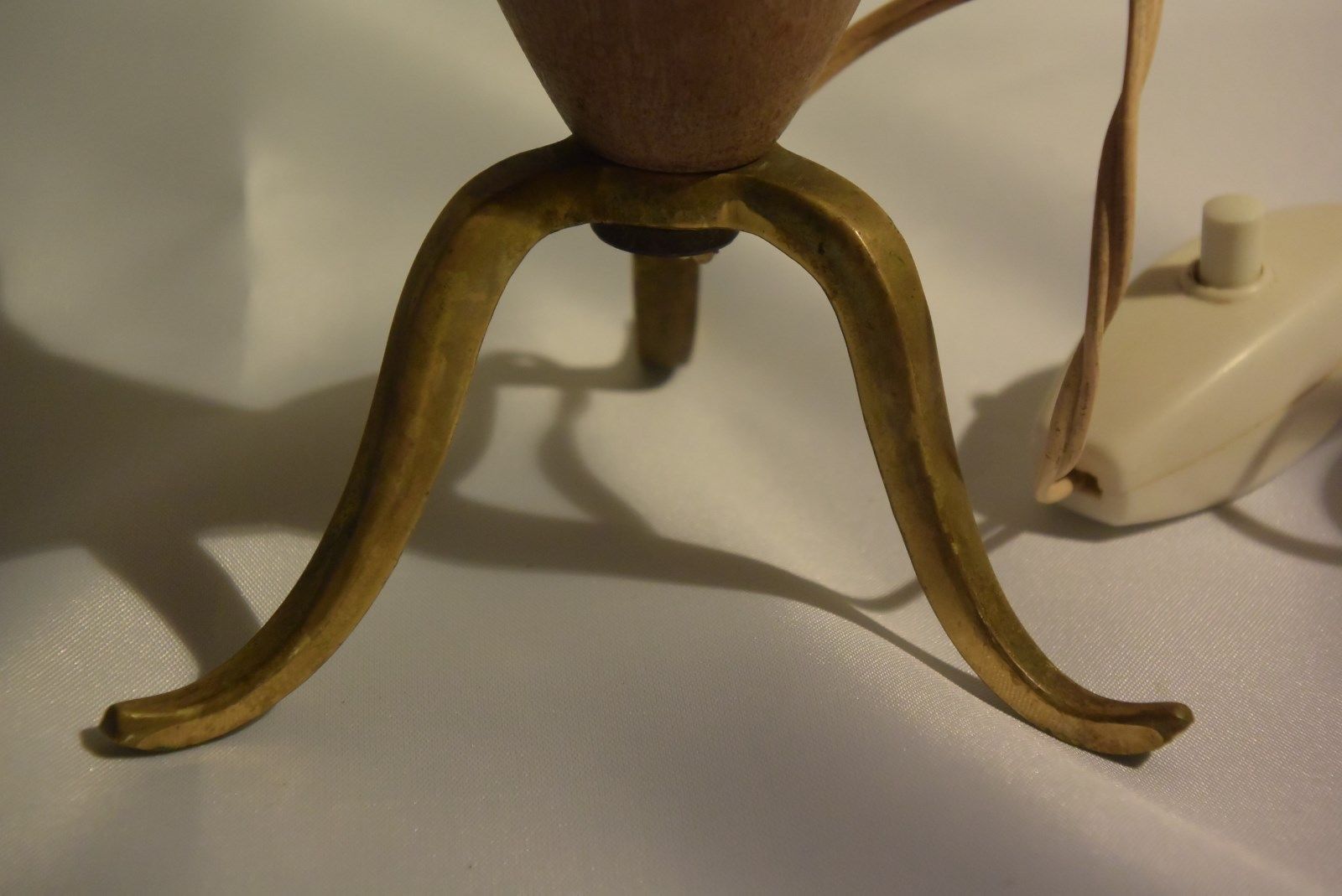 Vintage art deco with tripod foot lamp