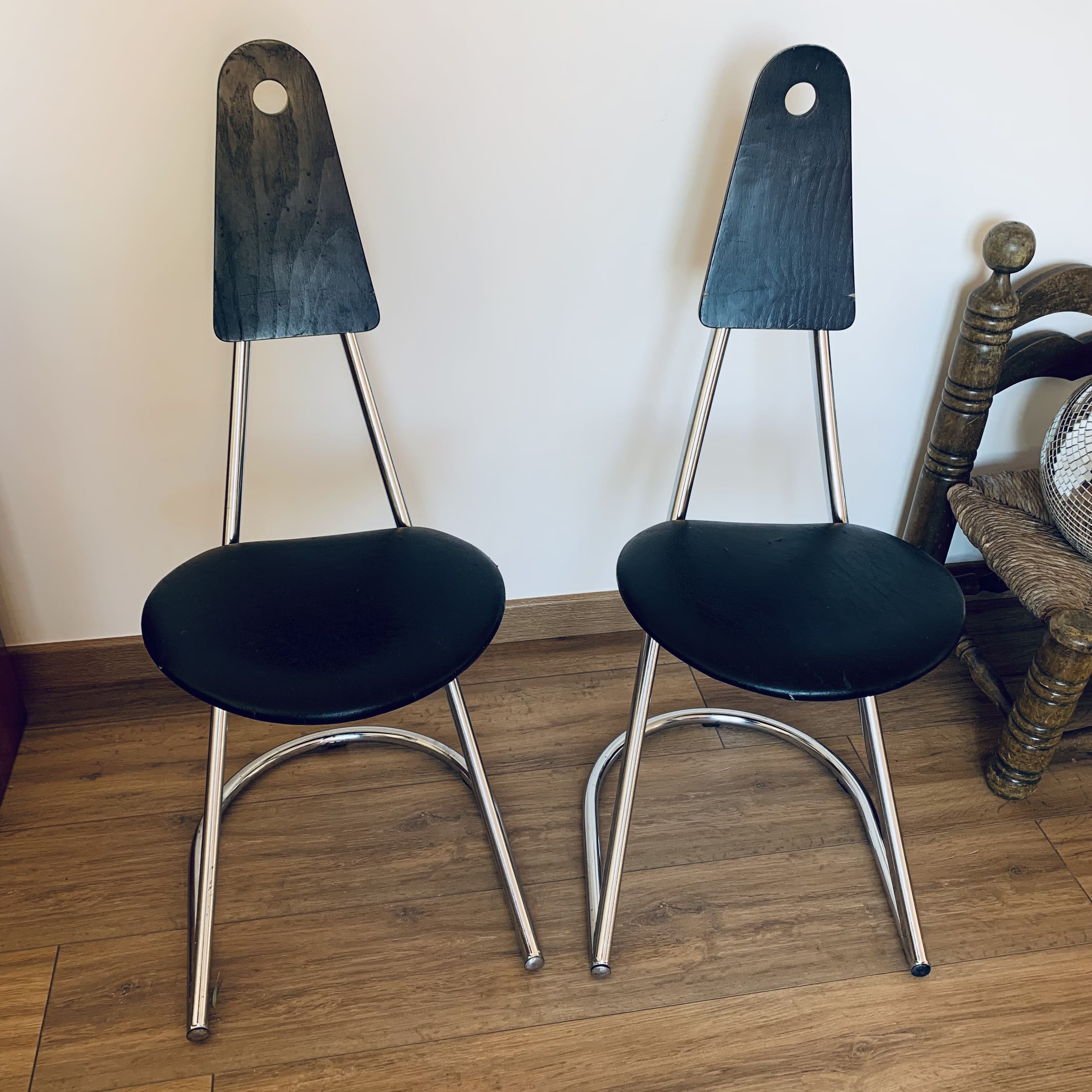 2 chaises en porte à faux