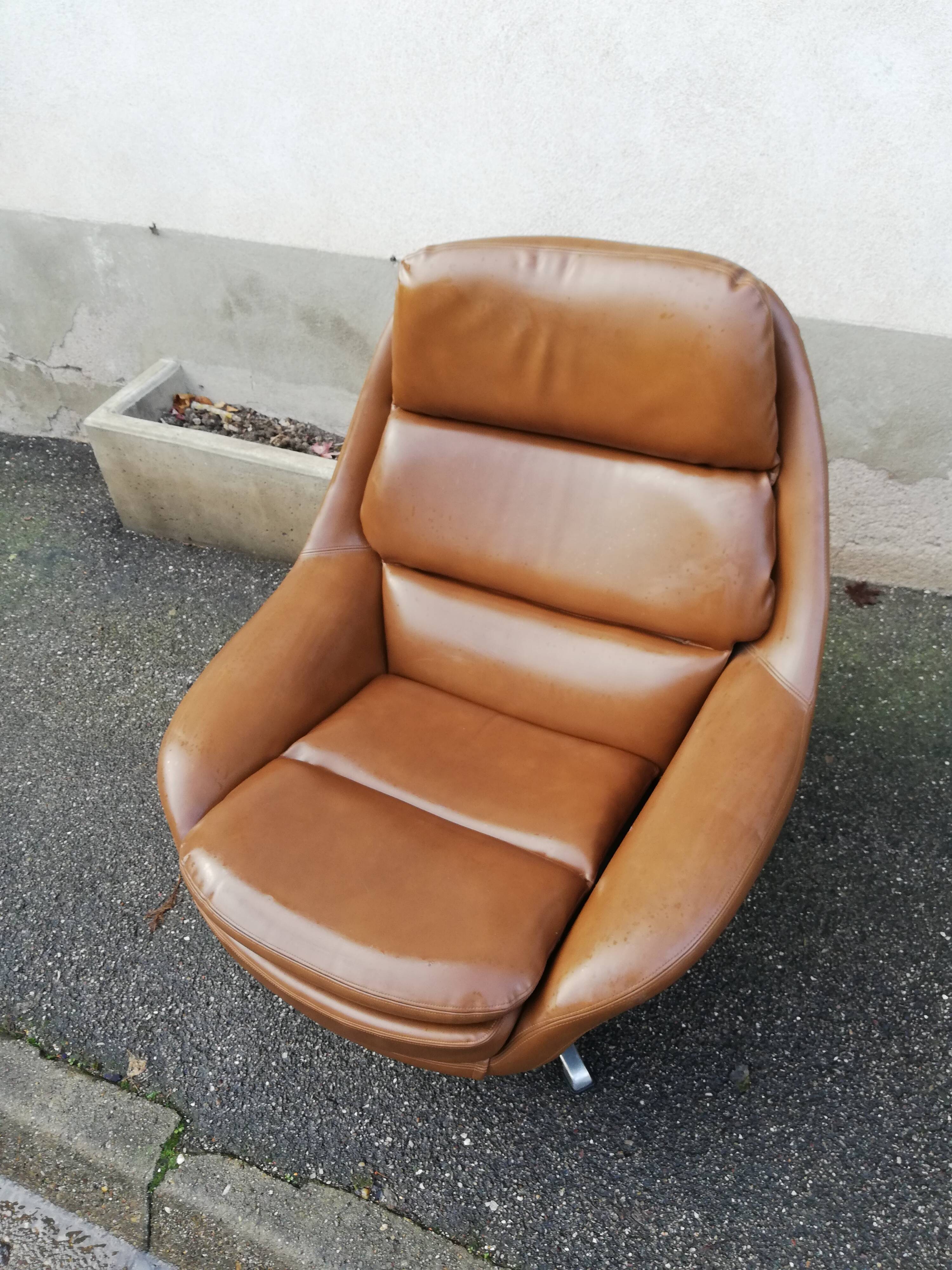 Vintage brown hull chair