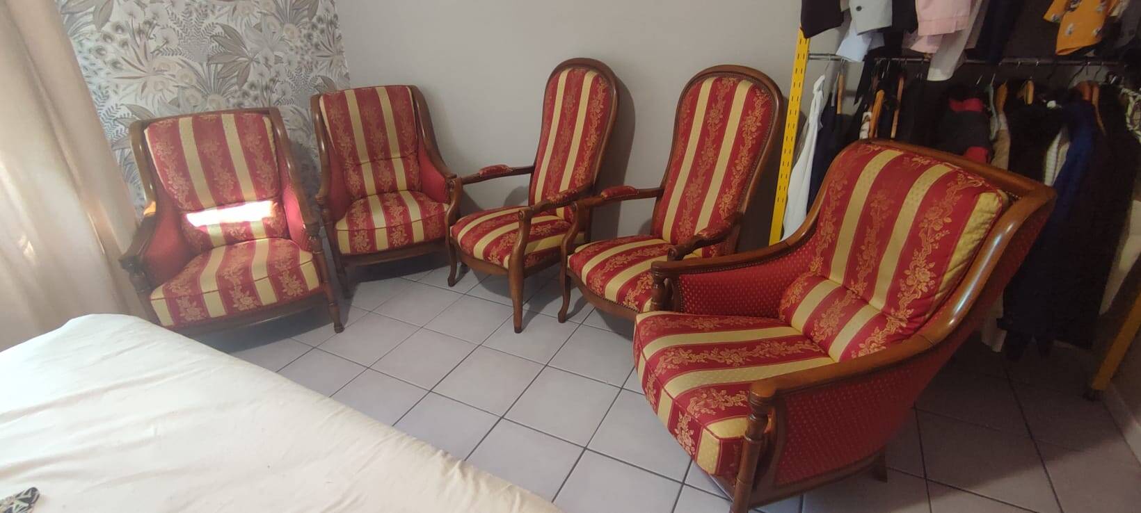 Lot de 5 fauteuils (2 voltaire et 3 fauteuils classiques bois massif)