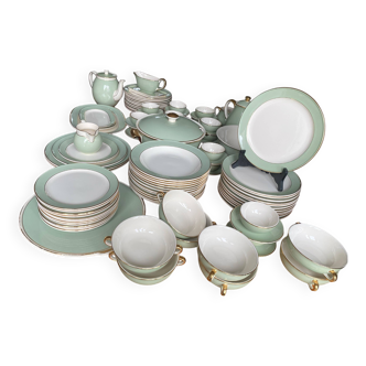 Villeroy & Boch table service in celadon green and ivory, 102 pieces.