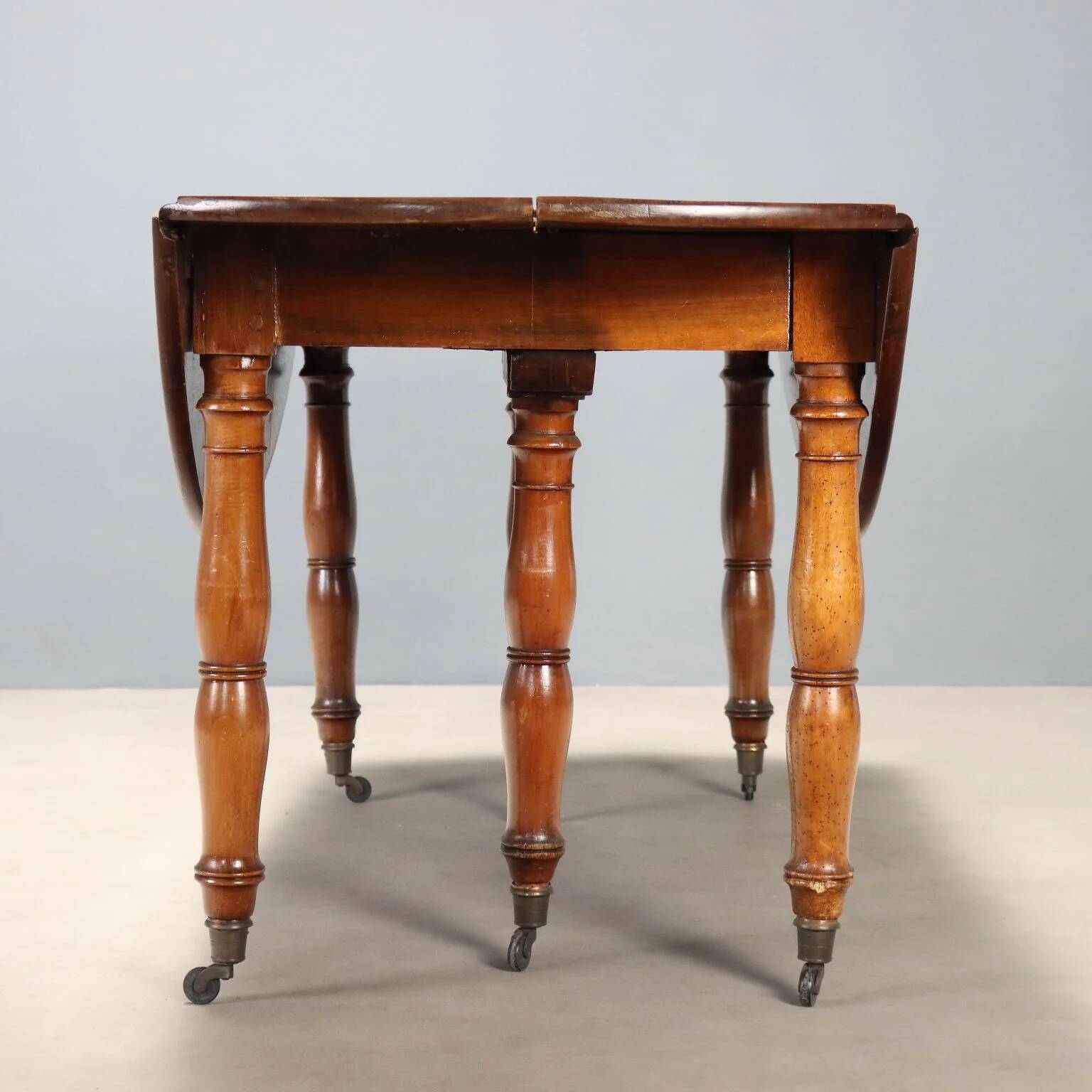 Table ancienne extensible en noyer, Italie, XIXe siècle