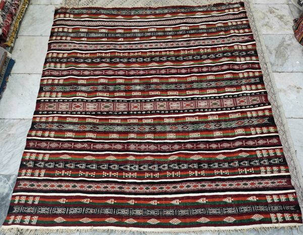 Tapis kilim vintage tissé et brodés à la main