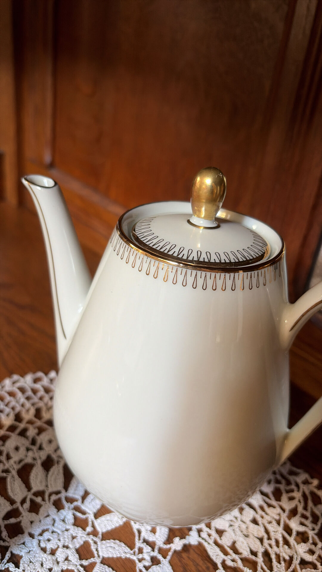 Coffee pot and milk jug (porcelain)