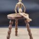 Tabouret tripode pieds boules