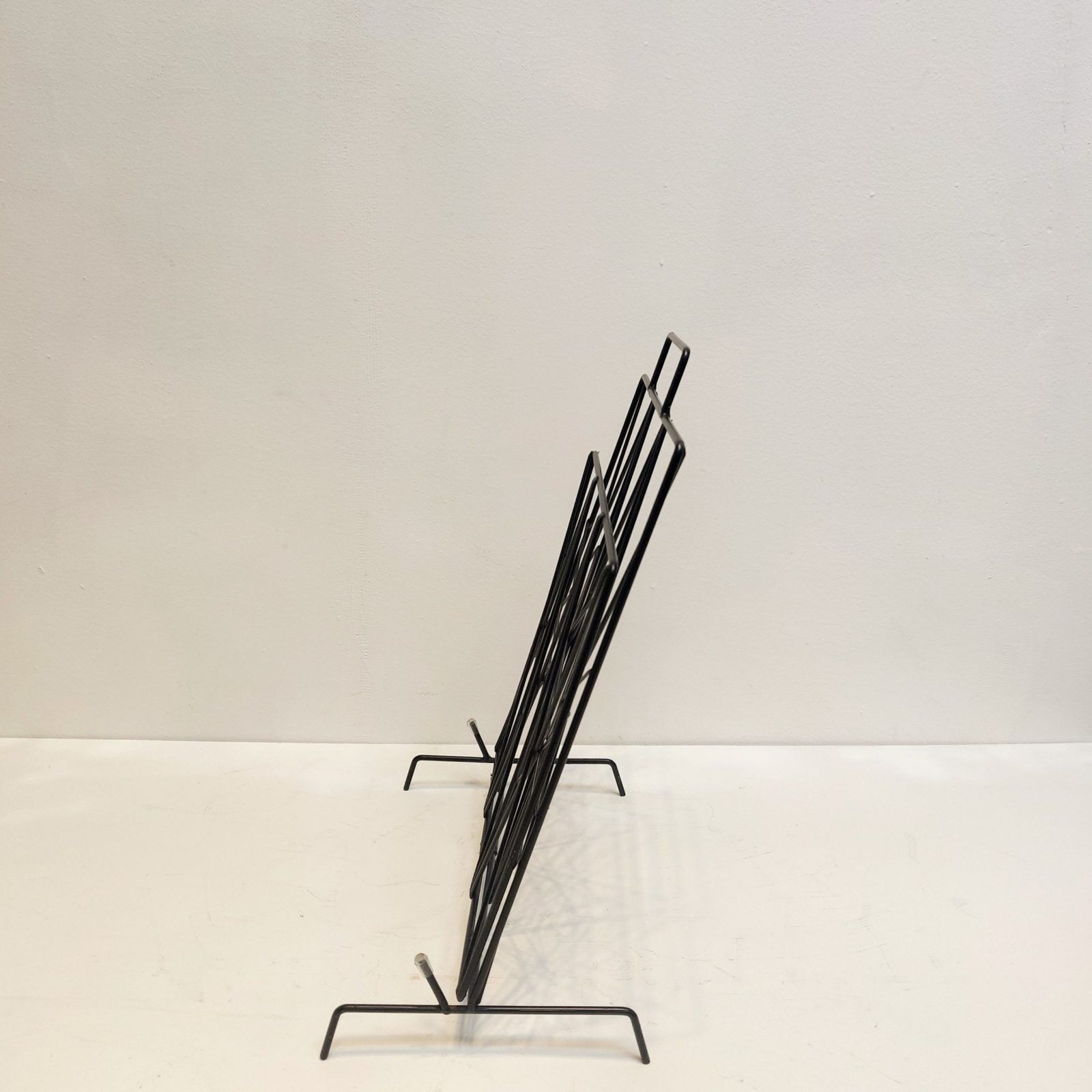 Foldable wire magazine holder