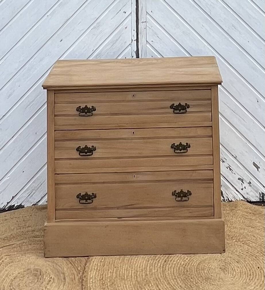 Antique chest of drawers in raw solid wood with 3 drawers